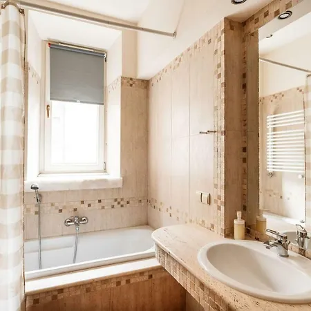 Nice Double With Balcony - 4 Min. From Market *